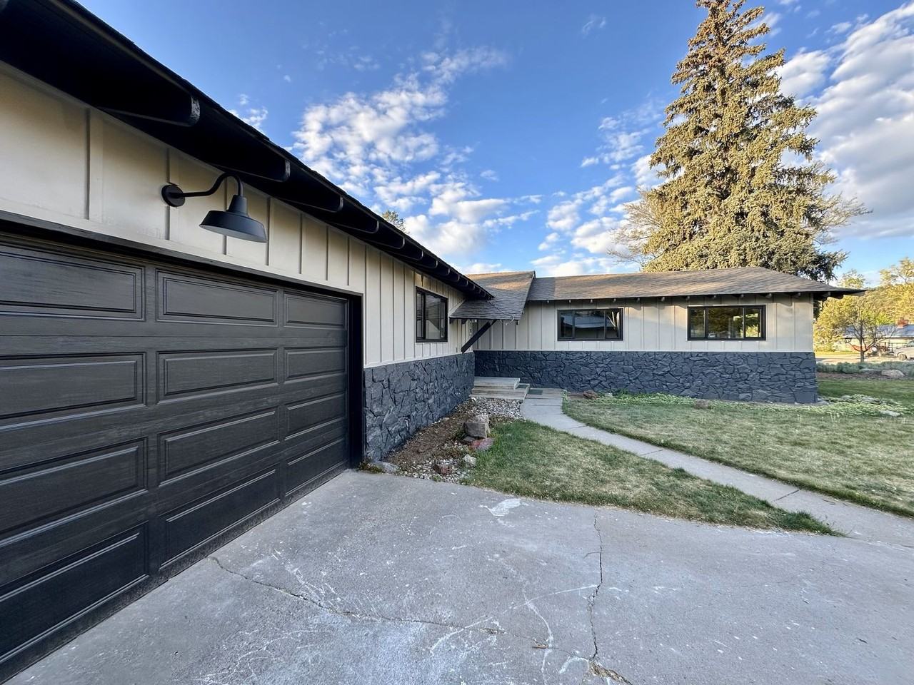 1928 Crestview Dr - Photo 3 of 43