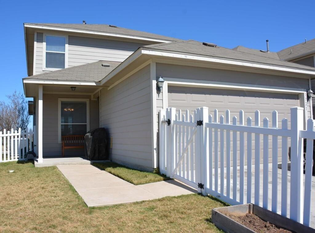 1721 Thompson Trl - Photo 3 of 10