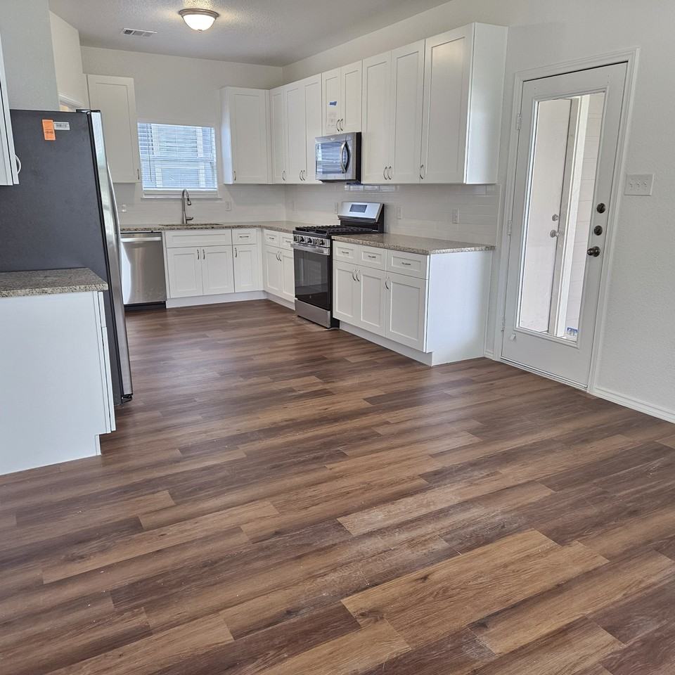 1721 Thompson Trl - Photo 2 of 10