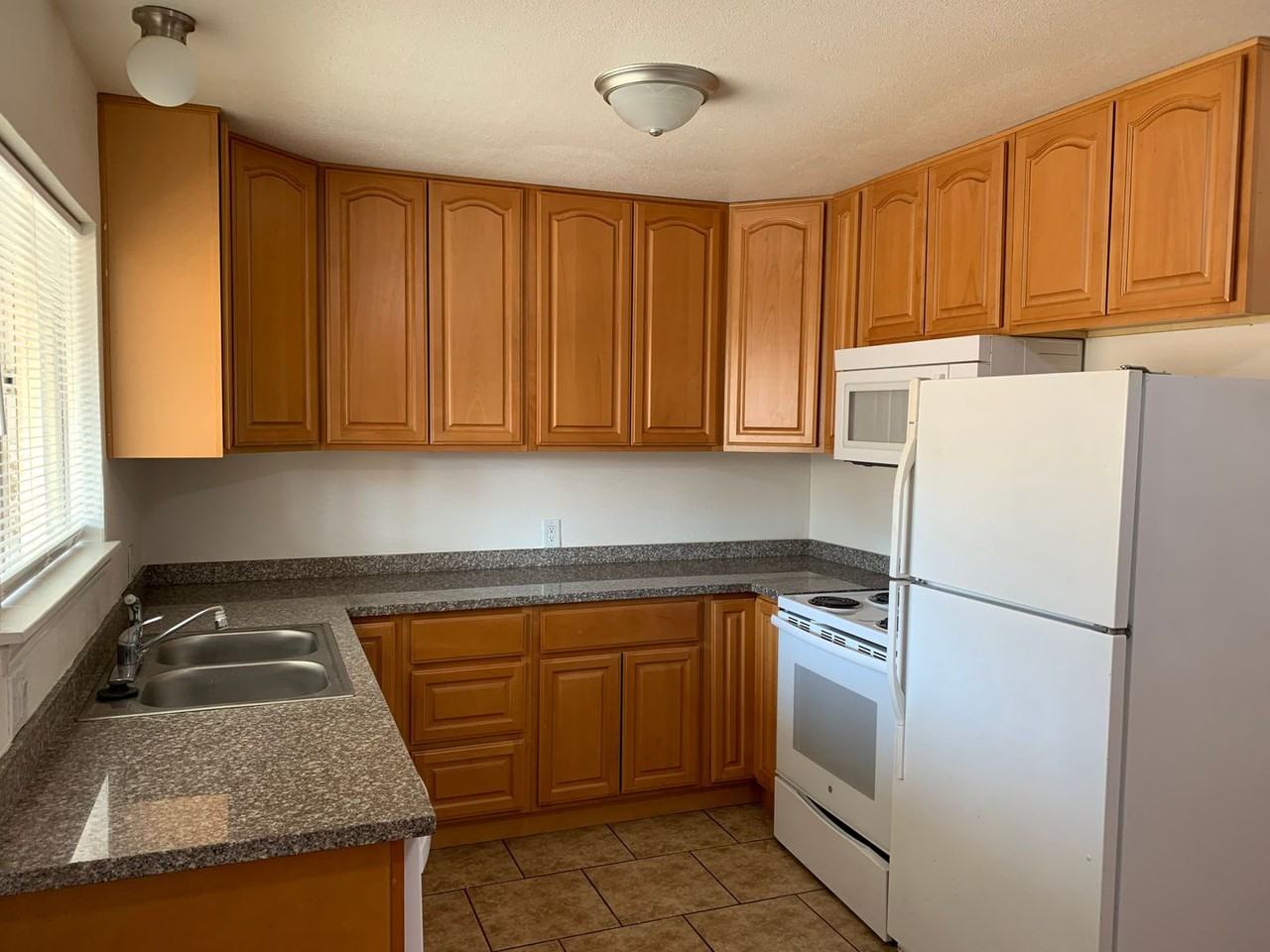 5063 E Belmont Ave - Photo 3 of 8