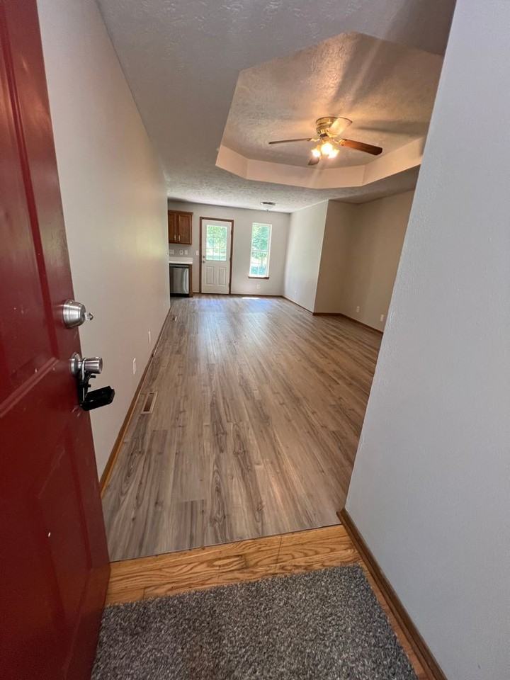 1052 S Hillcrest Ave - Photo 2 of 20