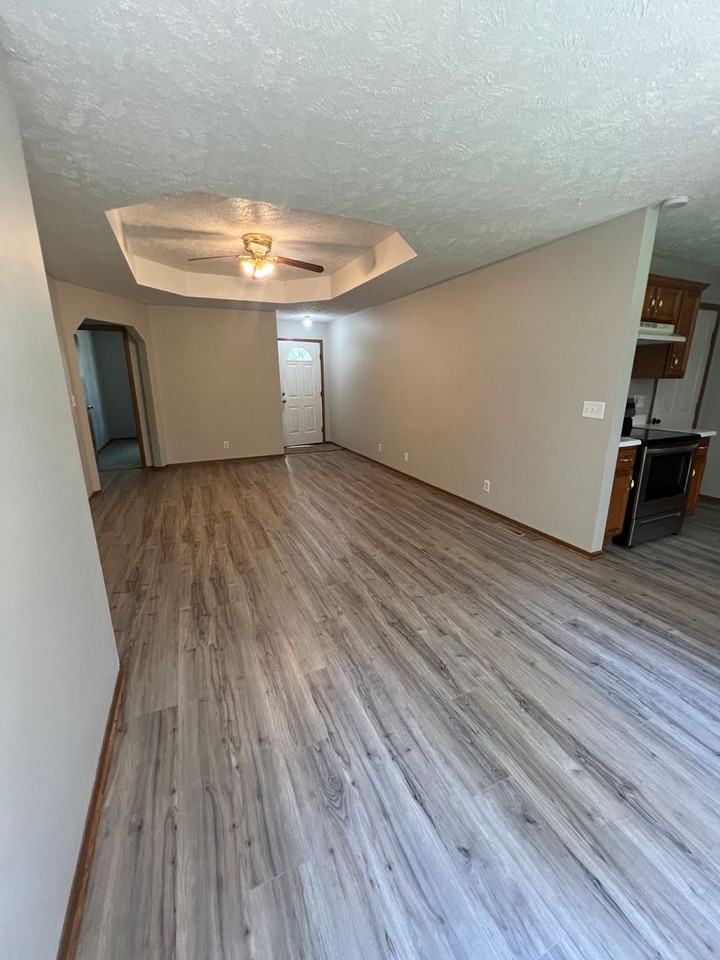 1052 S Hillcrest Ave - Photo 3 of 20