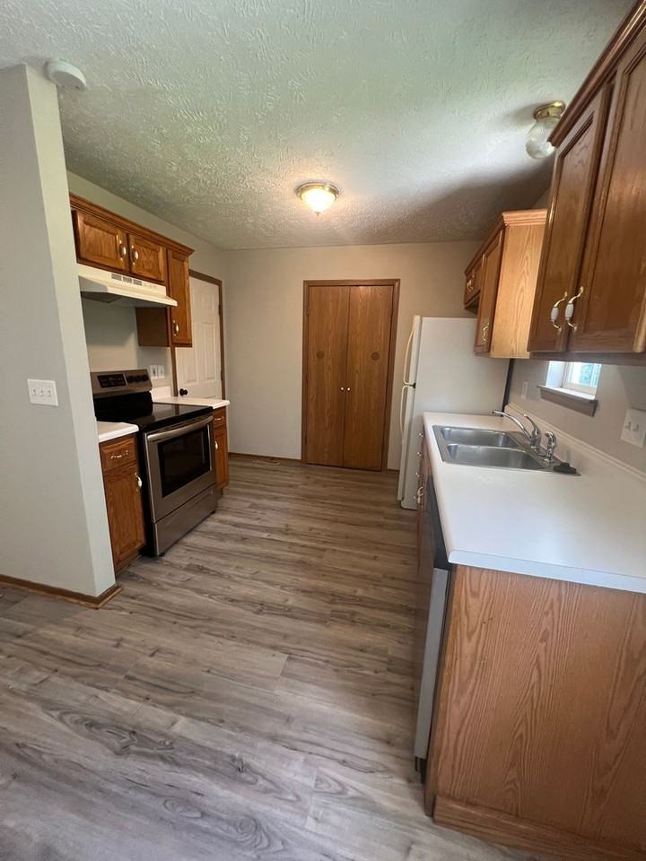 1052 S Hillcrest Ave - Photo 4 of 20