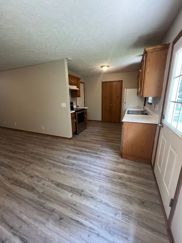 1052 S Hillcrest Ave - Photo 5 of 20