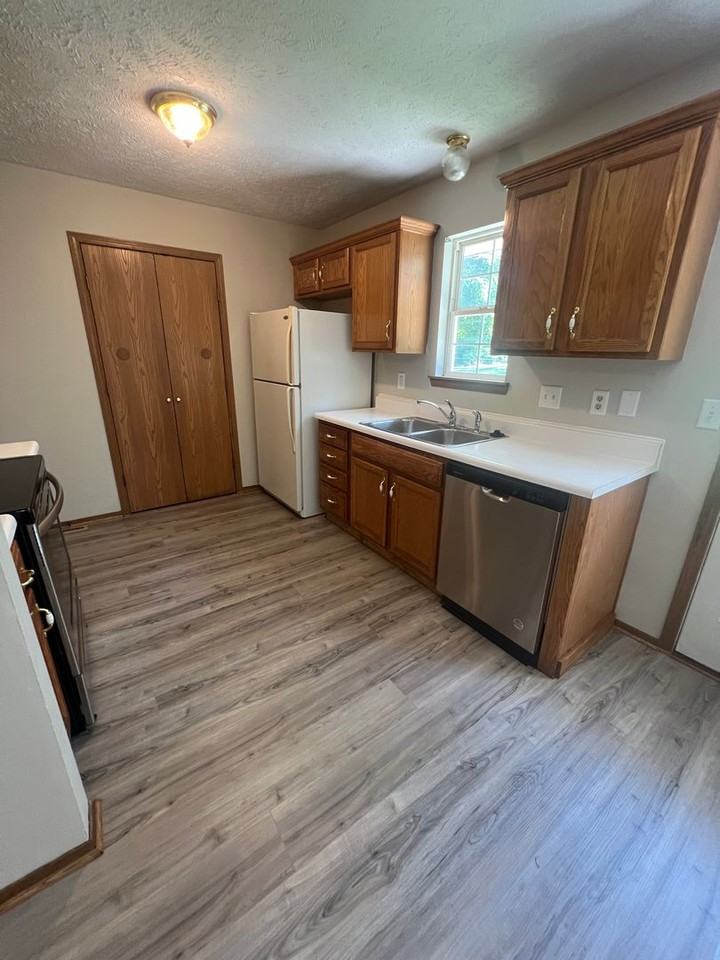 1052 S Hillcrest Ave - Photo 6 of 20