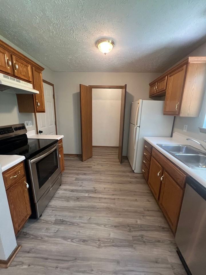 1052 S Hillcrest Ave - Photo 7 of 20