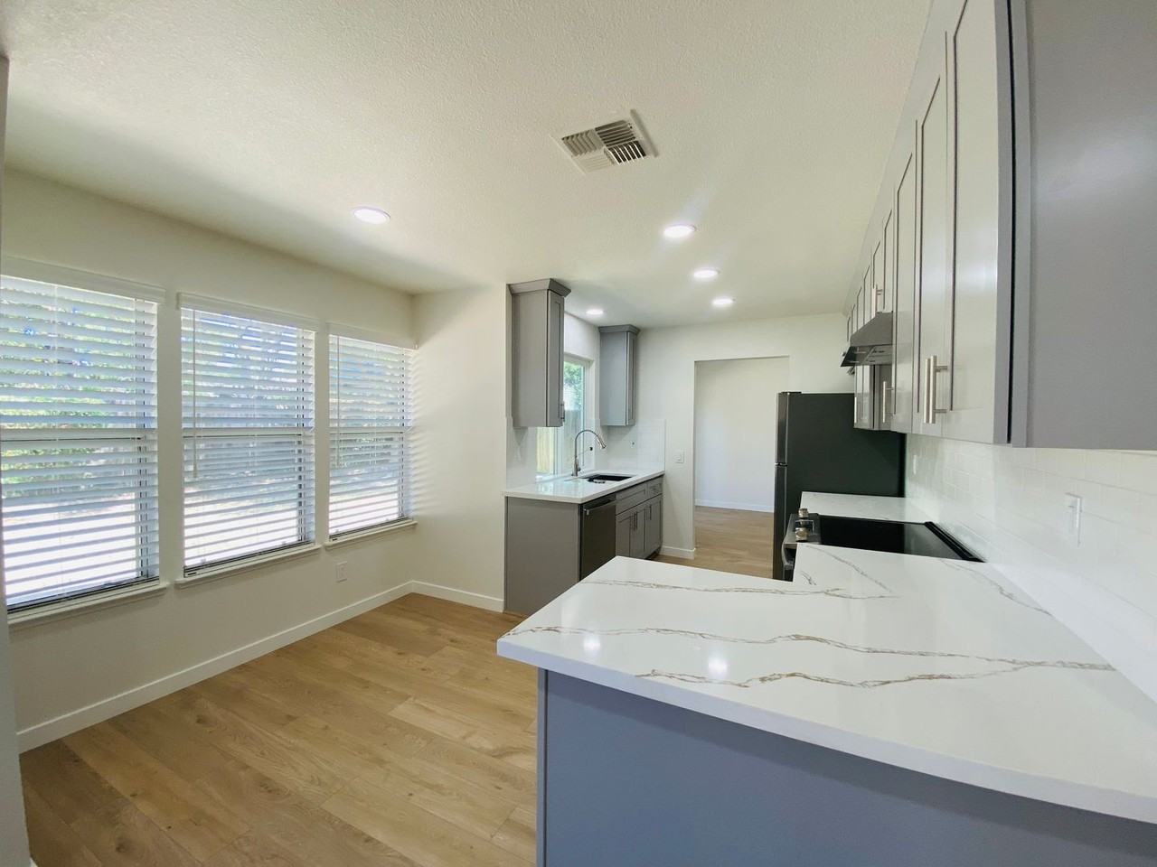 9235 Thoroughbred Way - Photo 6 of 20