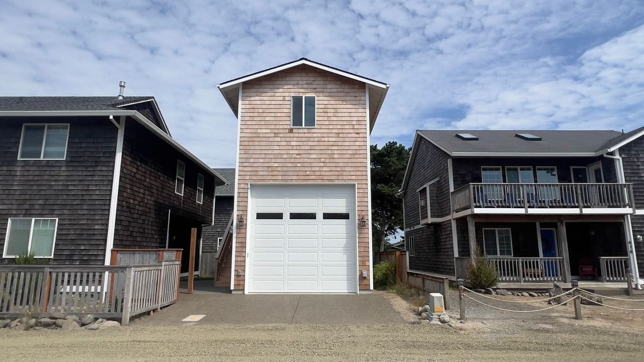 1707 N Franklin St - Photo 2 of 9