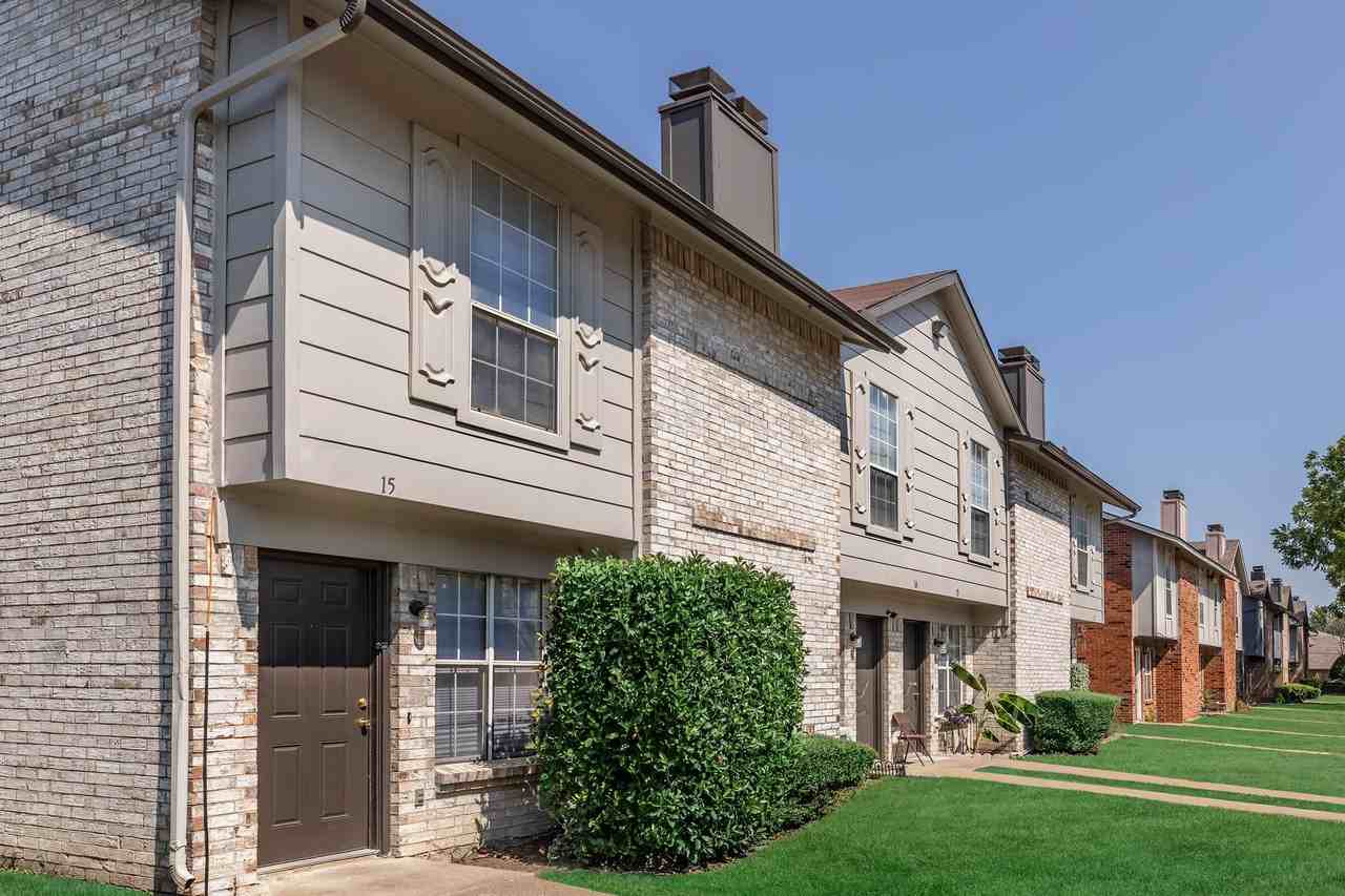 Fox Bend Townhomes - Photo 2 of 8
