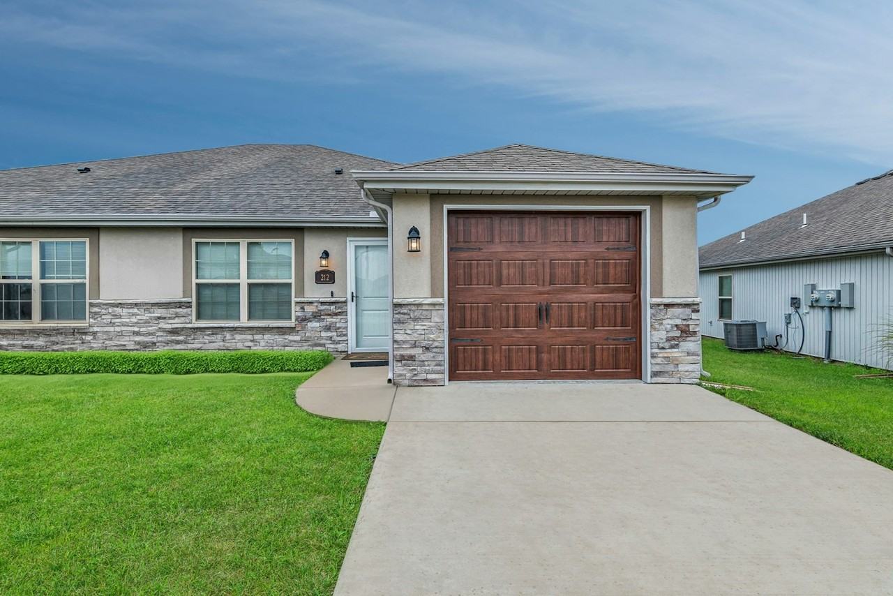 210 Southwest Laurel Drive, Unit 222 - Photo 2 of 31