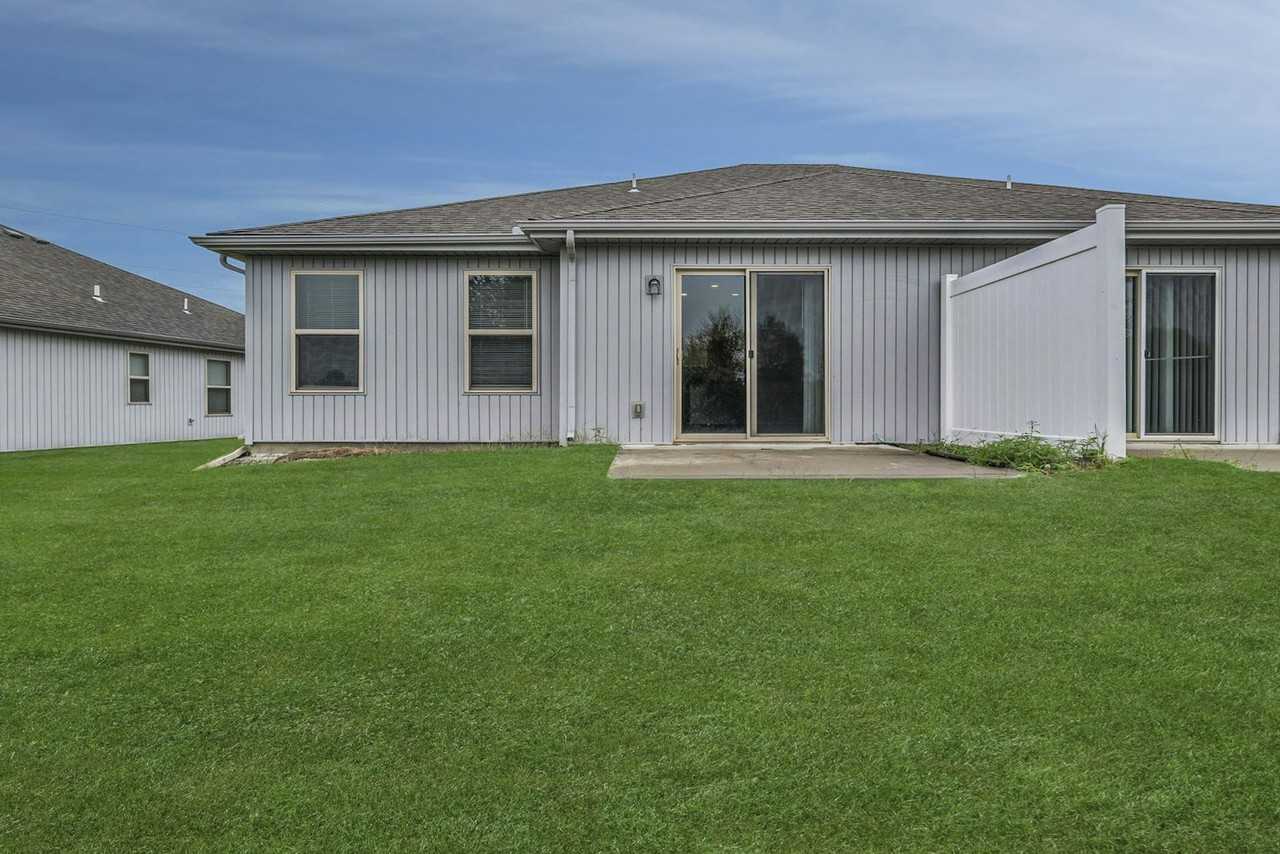 210 Southwest Laurel Drive, Unit 222 - Photo 4 of 31