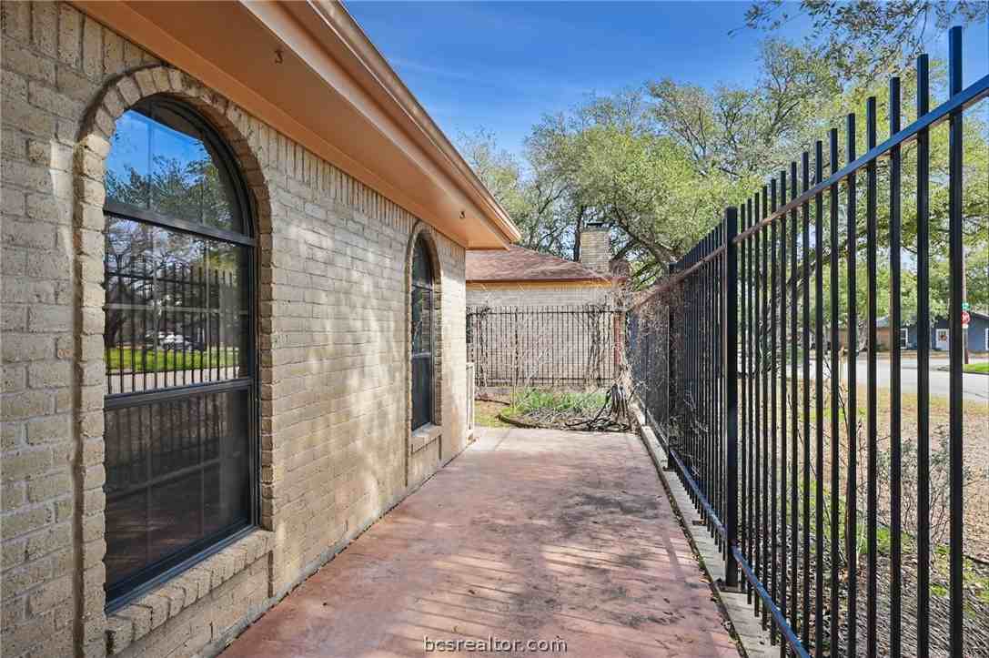 2211 Windsor Dr - Photo 2 of 21