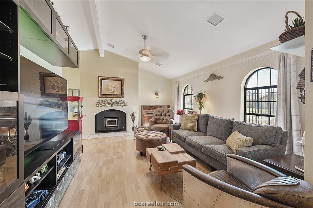 2211 Windsor Dr - Photo 3 of 21