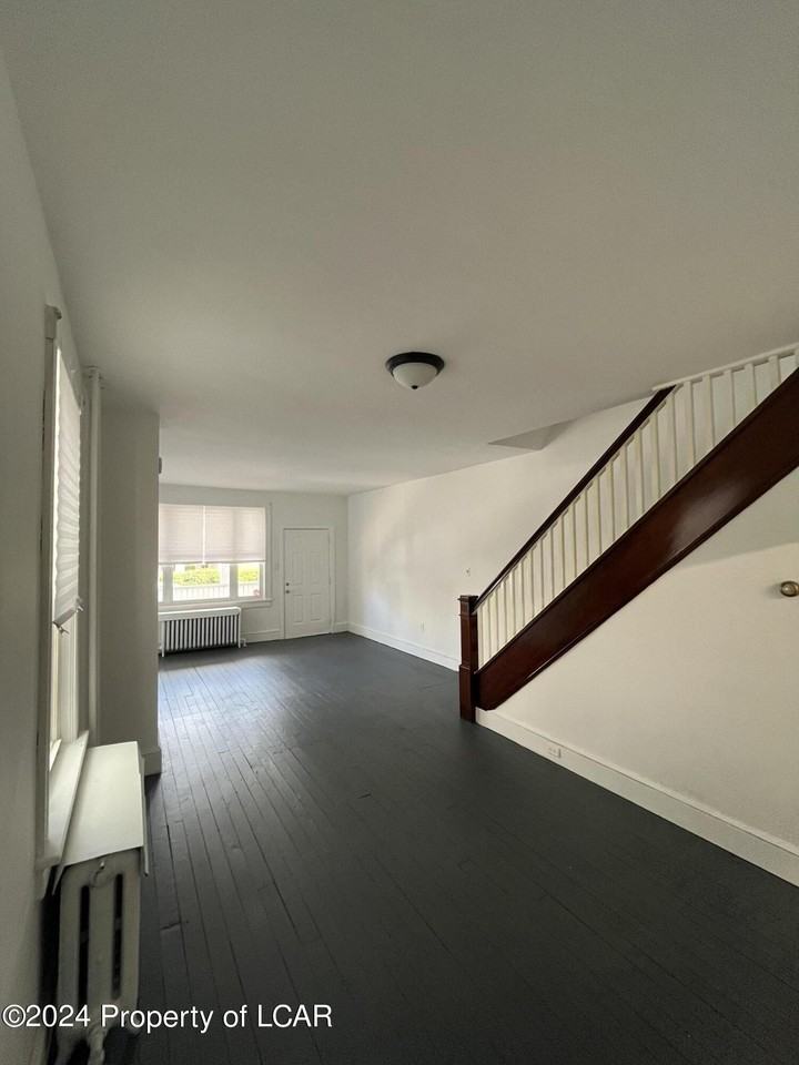 332 E Beech St - Photo 3 of 21