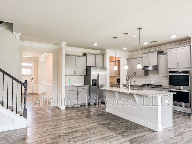 400 Raleighwood Ln - Photo 2 of 20