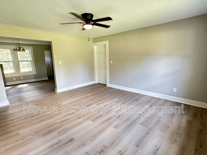 427 Adamson Ave - Photo 3 of 20