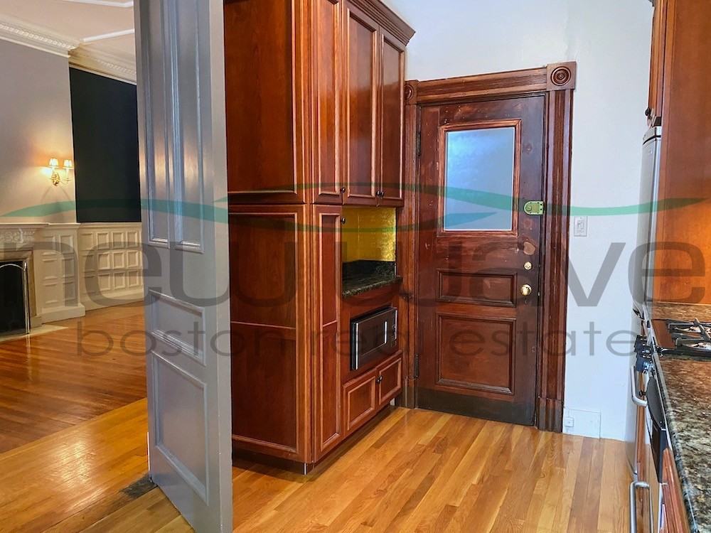 119 Commonwealth Ave #4 - Photo 6 of 9