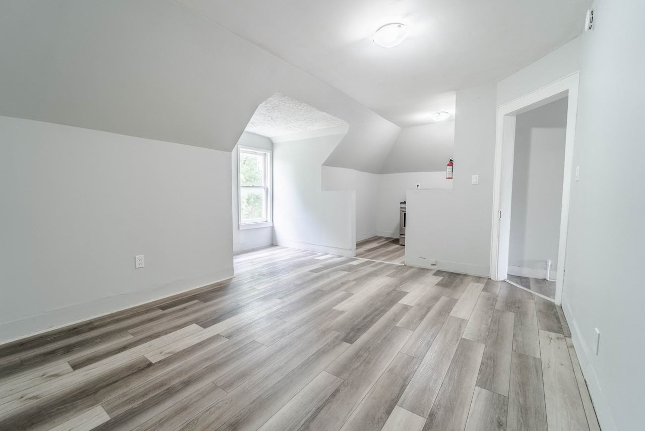 215 Park St - Photo 3 of 15