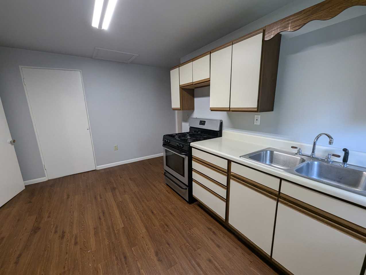 243 Pennsylvania Ave - Photo 3 of 11