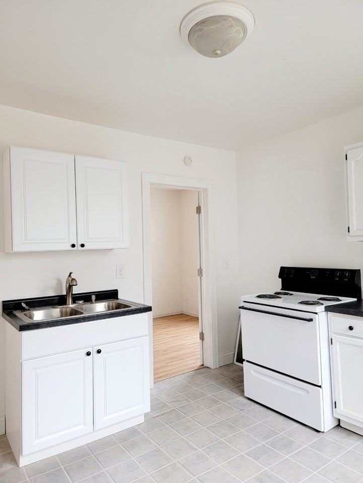 2824 W 3Rd St - Photo 2 of 9