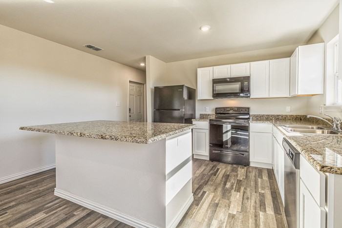 465 Bobbie St - Photo 2 of 26