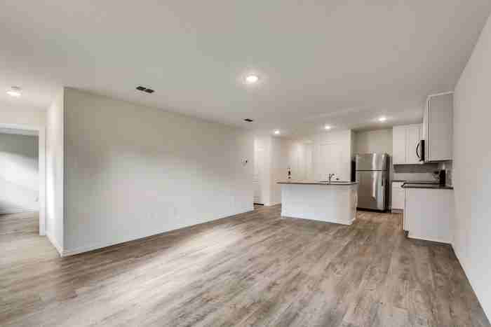 533 Dunbar St - Photo 2 of 19