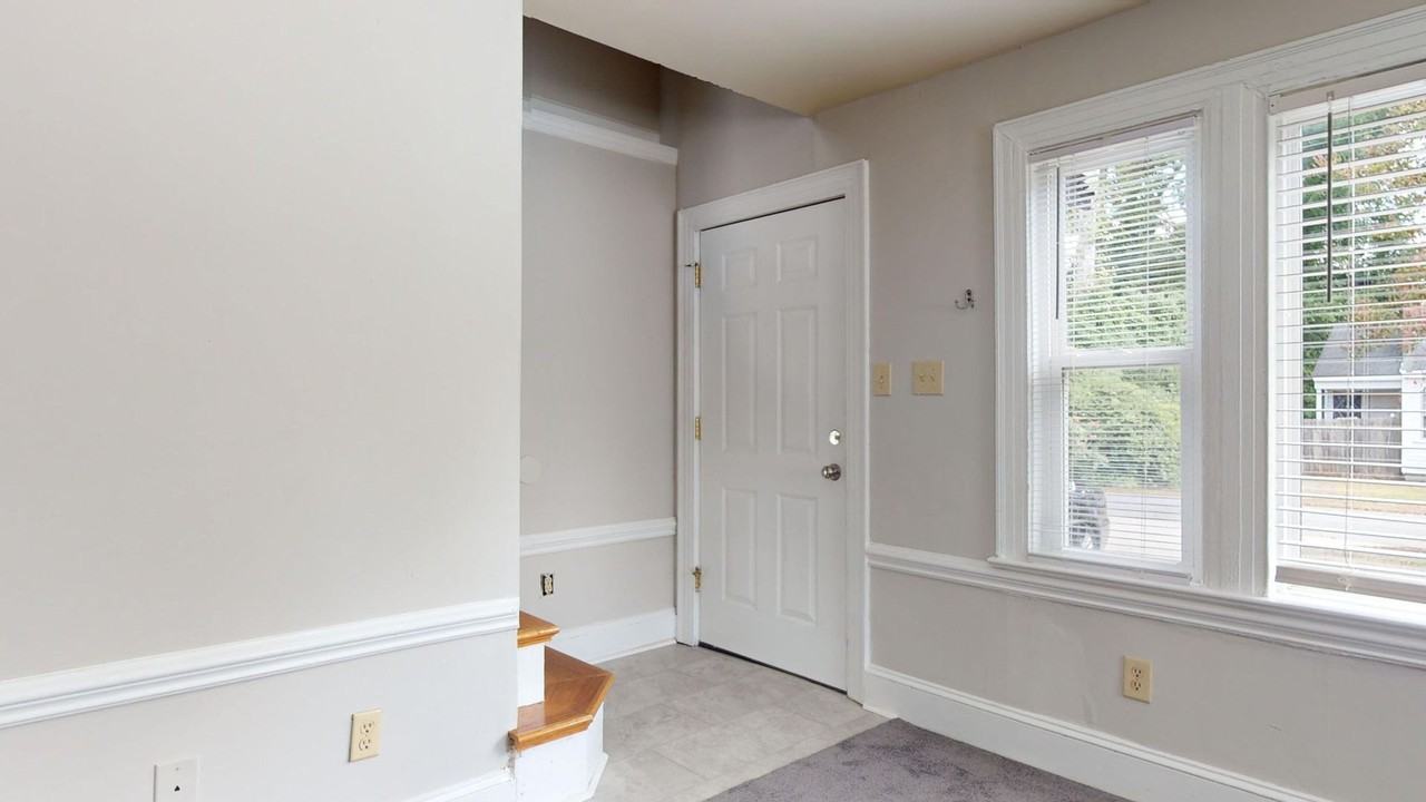 201 N Summit St - Photo 5 of 20