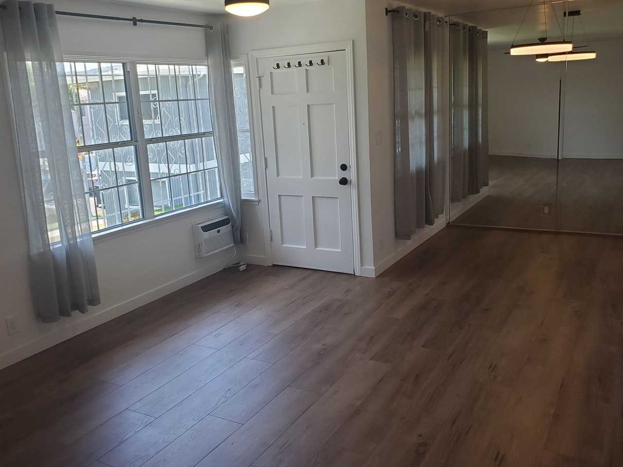 5637 Corbett St - Photo 3 of 19