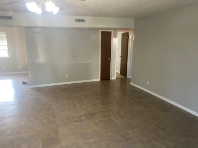 1813 N Chambers Ave - Photo 2 of 13