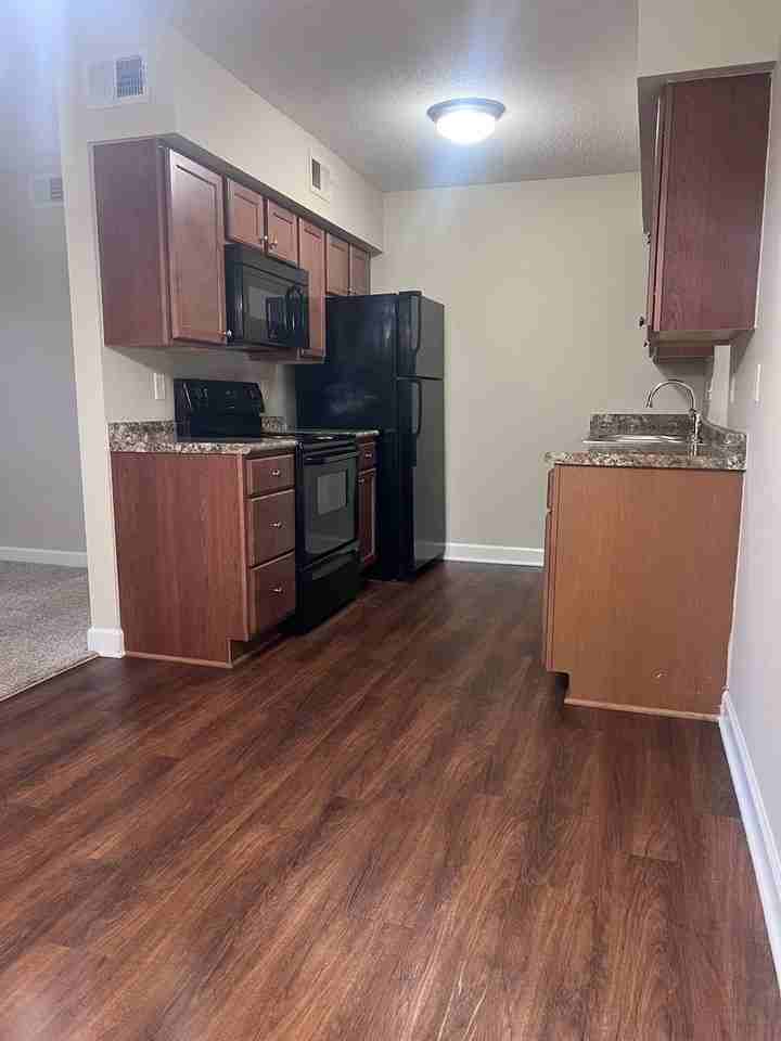 504 Menlo Dr - Photo 3 of 12