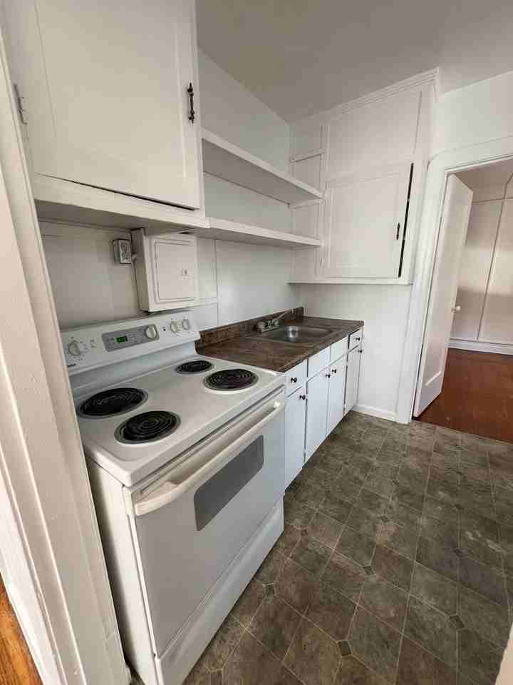 1120 Pine St ##203 - Photo 3 of 4