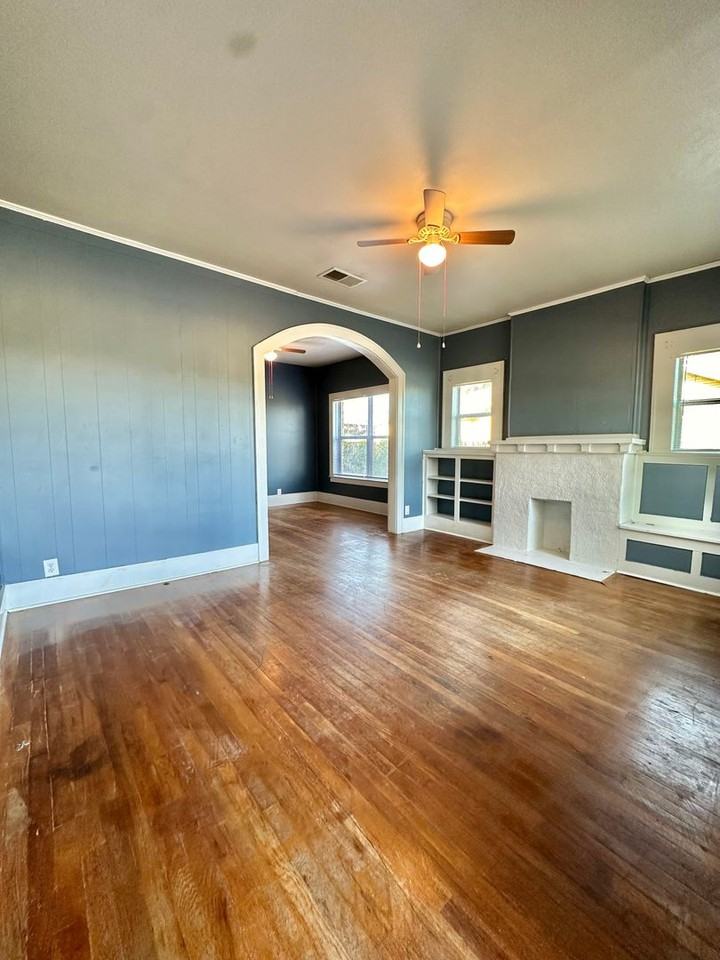 209 W Avenue A - Photo 2 of 17