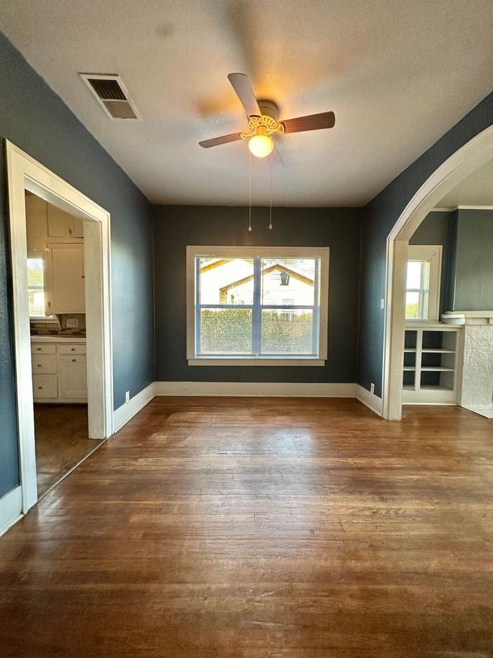 209 W Avenue A - Photo 7 of 17
