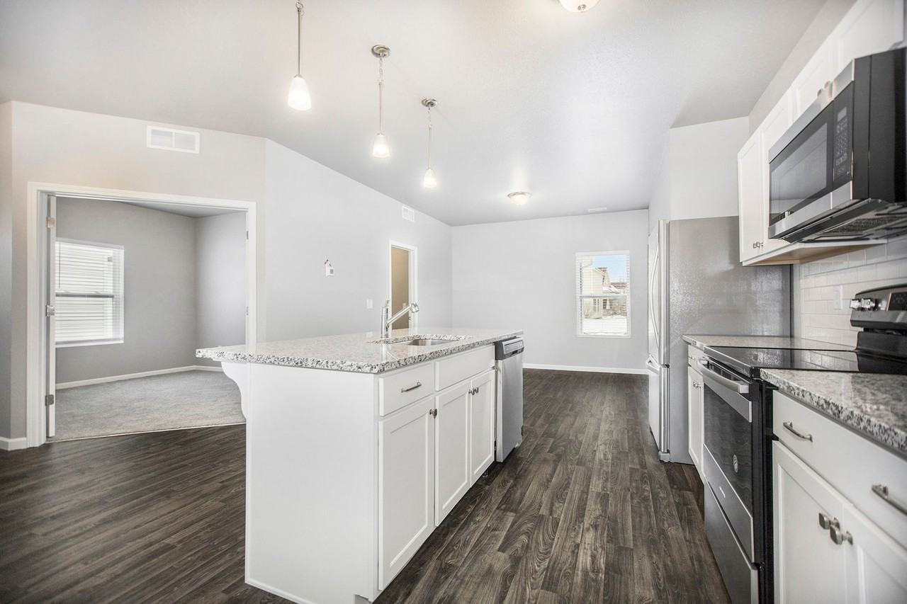 854 Winchester St - Photo 2 of 33