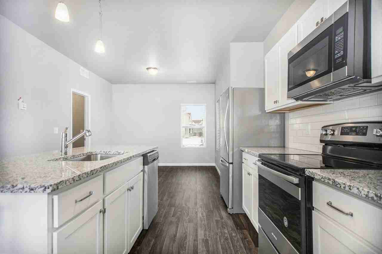 854 Winchester St - Photo 3 of 33