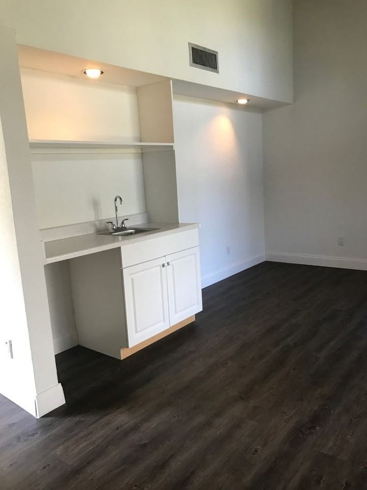3097 Camelot Dr - Photo 4 of 7