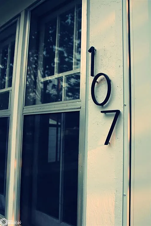 107 E Vest St - Photo 2 of 16