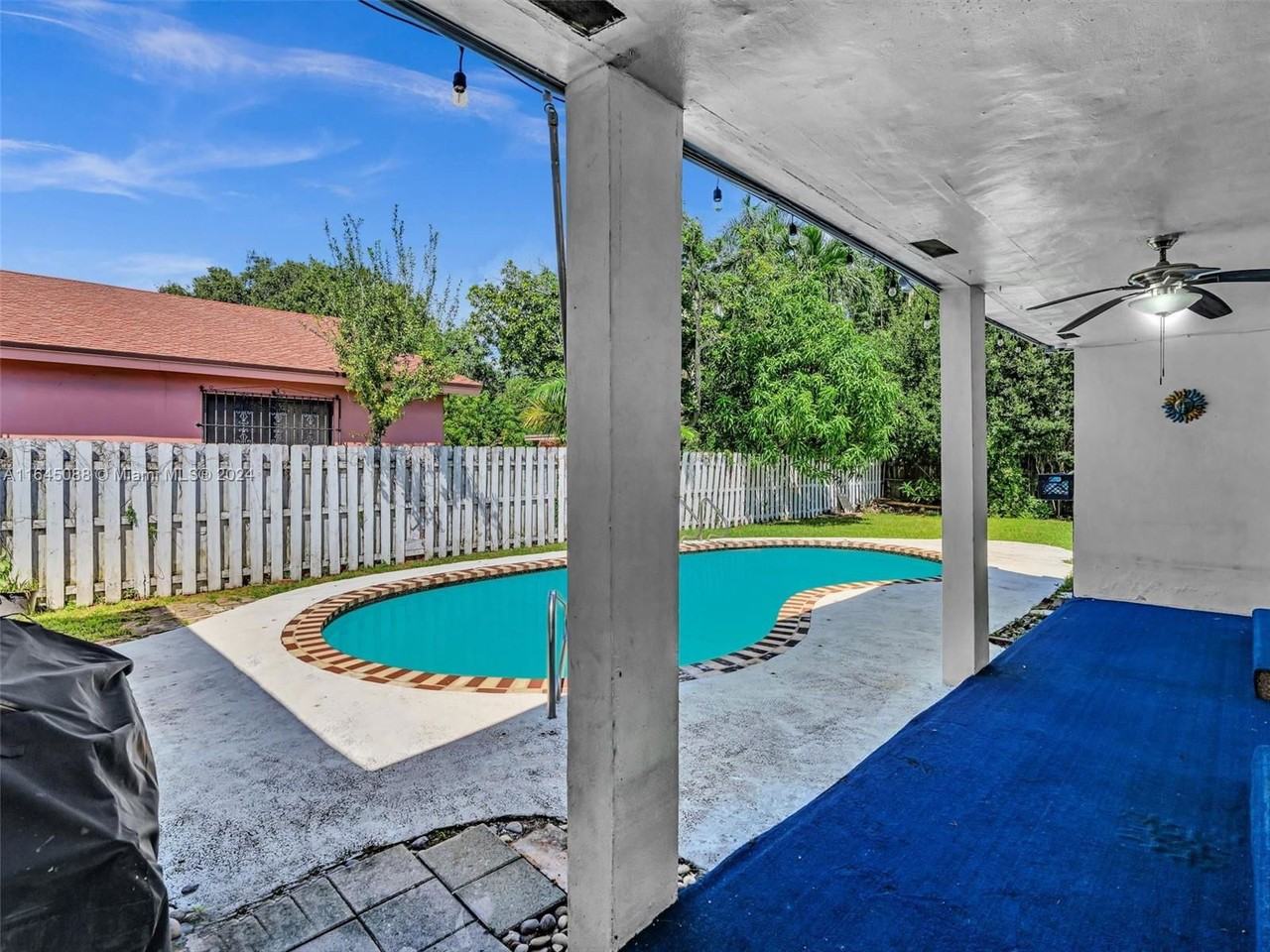 1281 Sw 32nd St - Photo 2 of 8