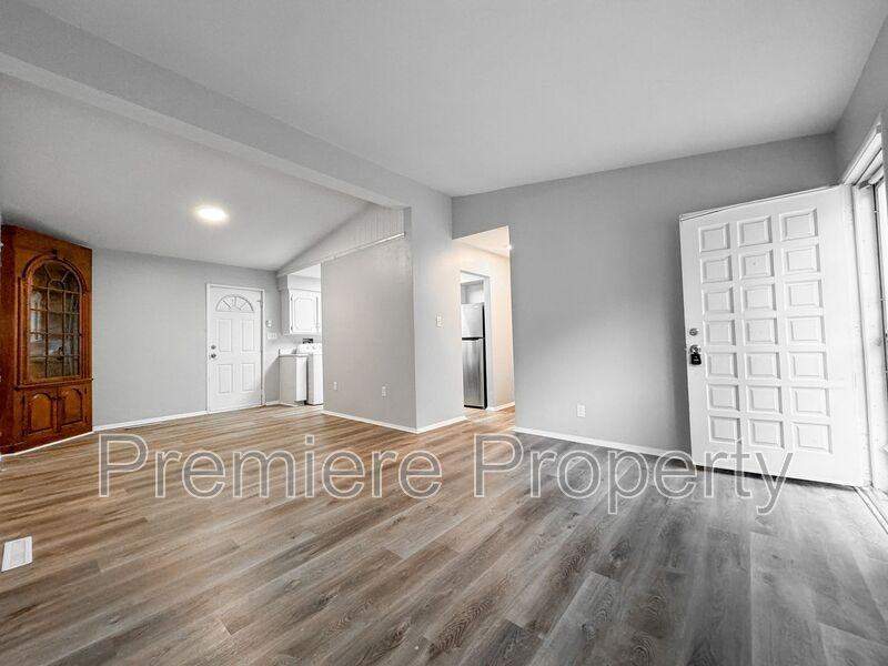 8611 Crystal Ave - Photo 2 of 12