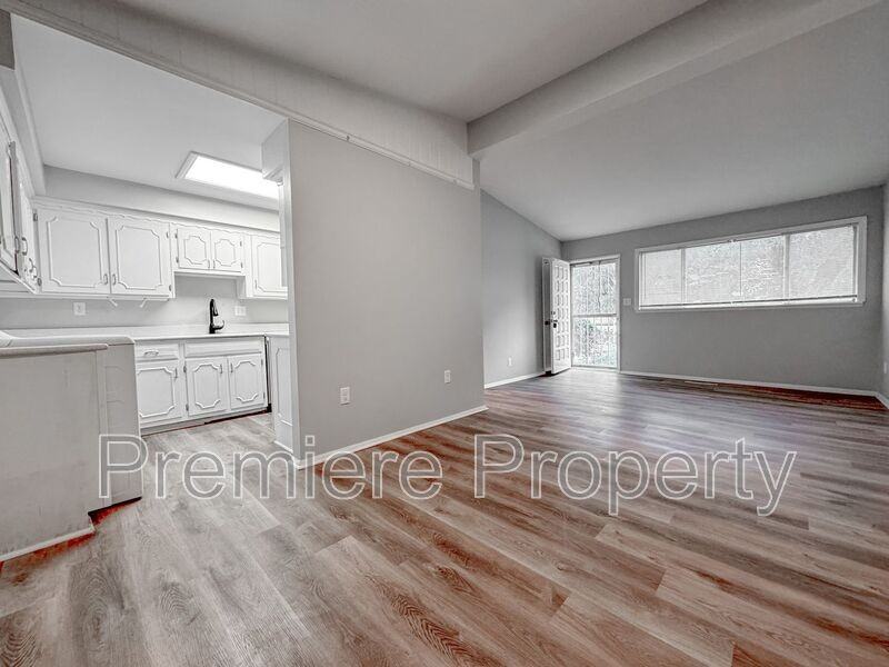 8611 Crystal Ave - Photo 3 of 12