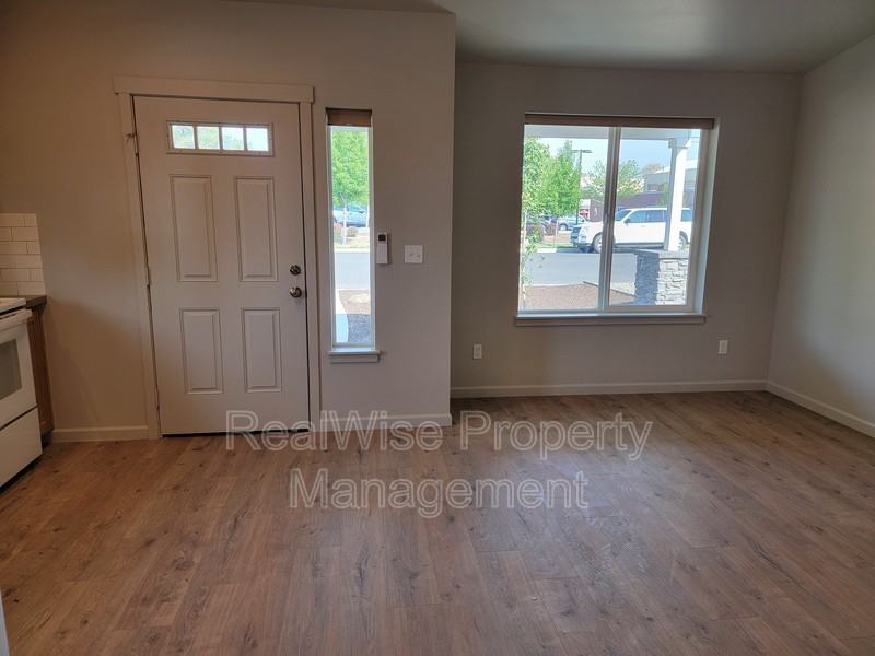 407 Sw 11th St - Photo 3 of 15