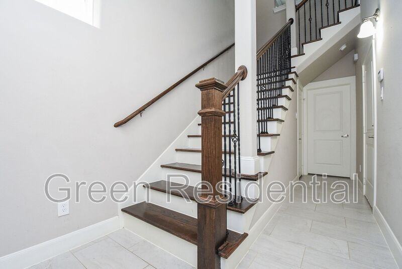 812 Fisher St #J - Photo 2 of 32