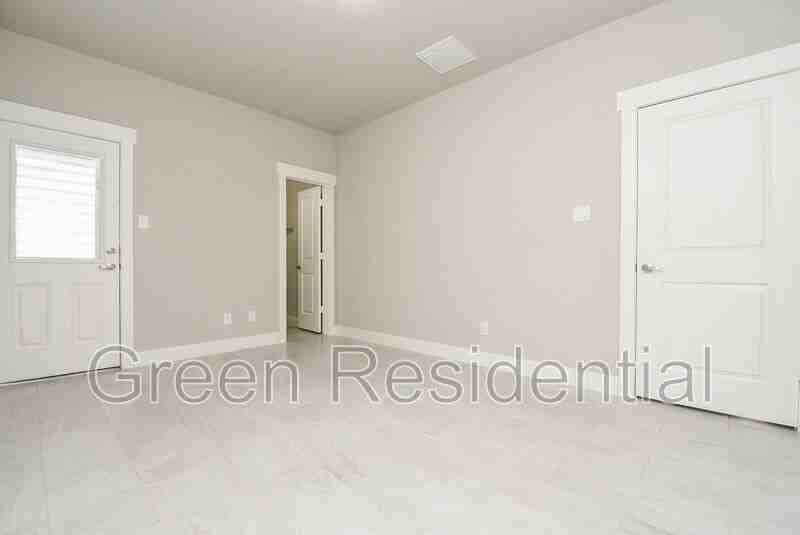 812 Fisher St #J - Photo 3 of 32