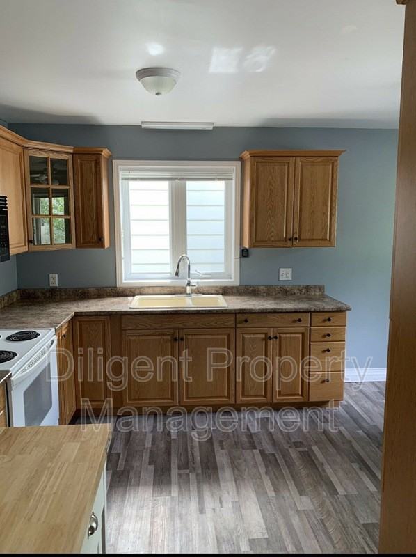 588 Howden St #4 - Photo 5 of 29