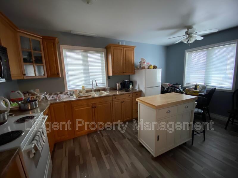 588 Howden St #4 - Photo 7 of 29