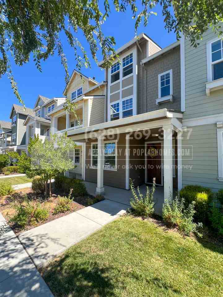 3903 Pyramid Way - Photo 3 of 11