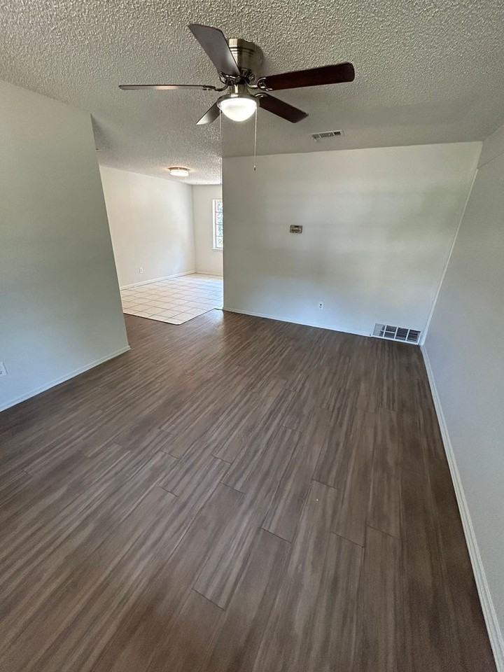 2300 Meadow Crst - Photo 3 of 12