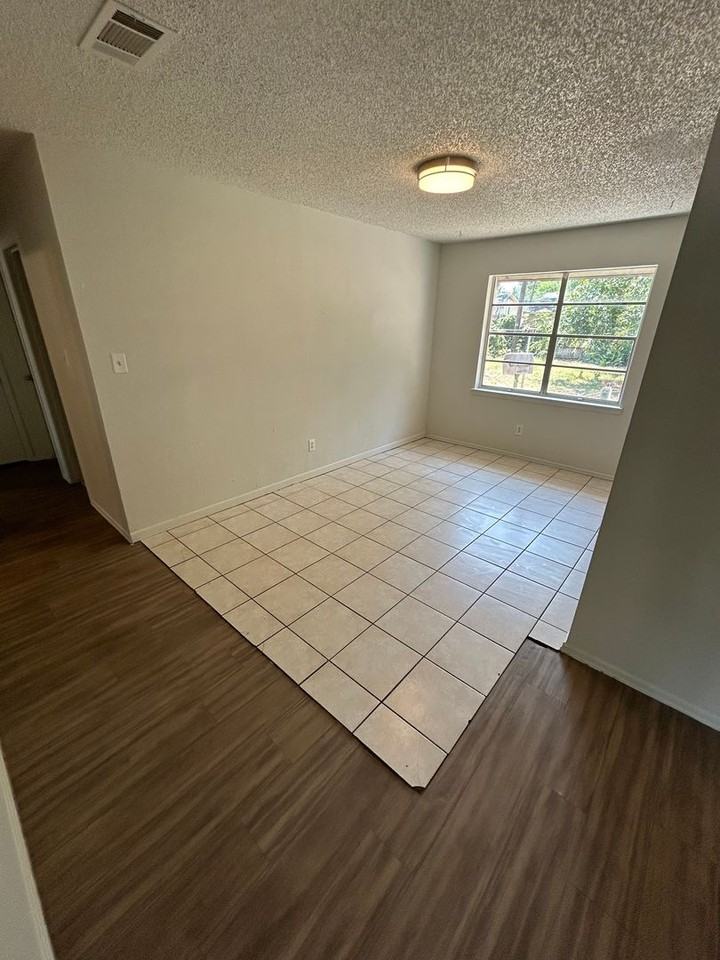 2300 Meadow Crst - Photo 4 of 12