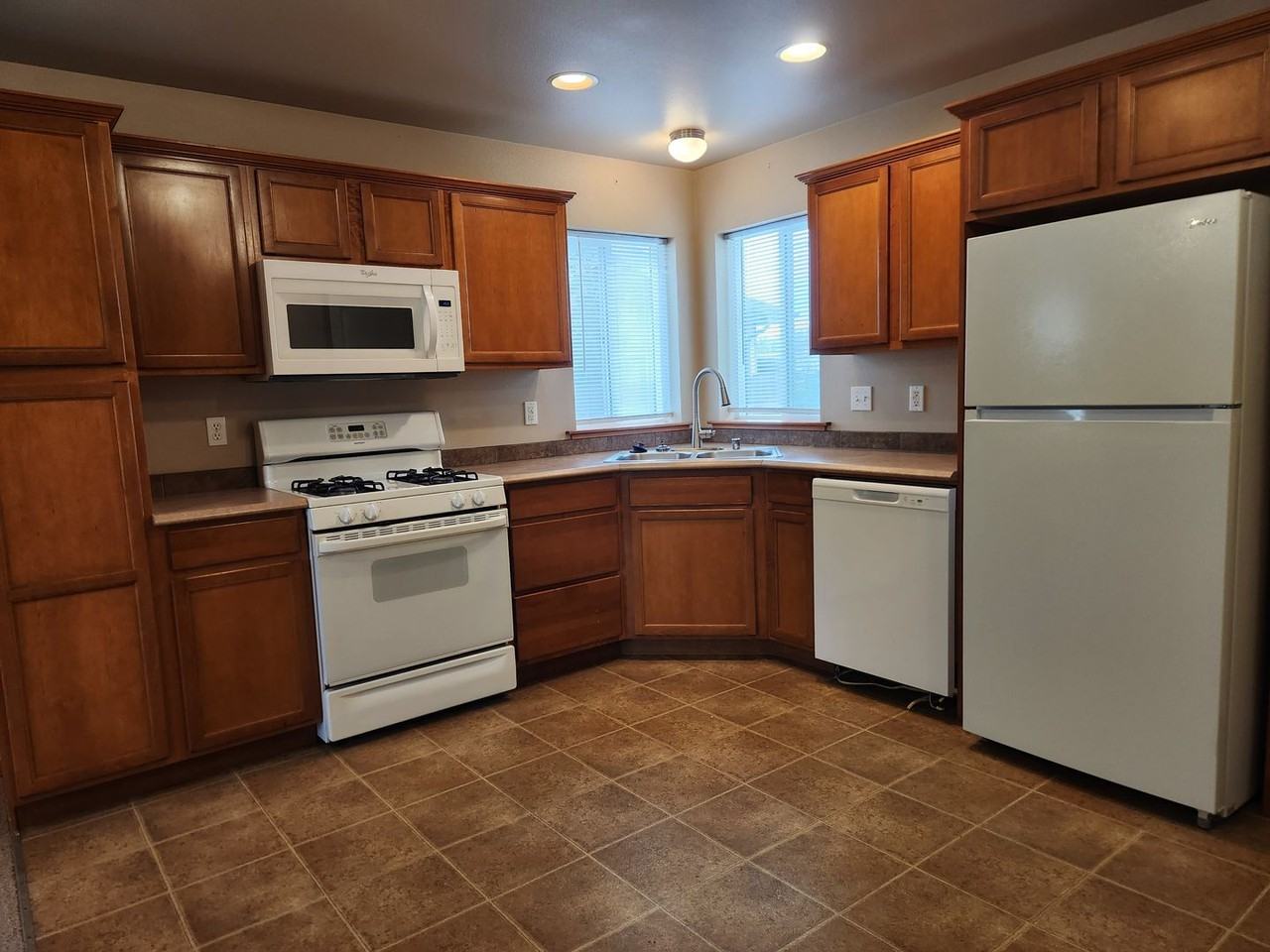 2321/2323 Lincoln Street - Photo 3 of 14