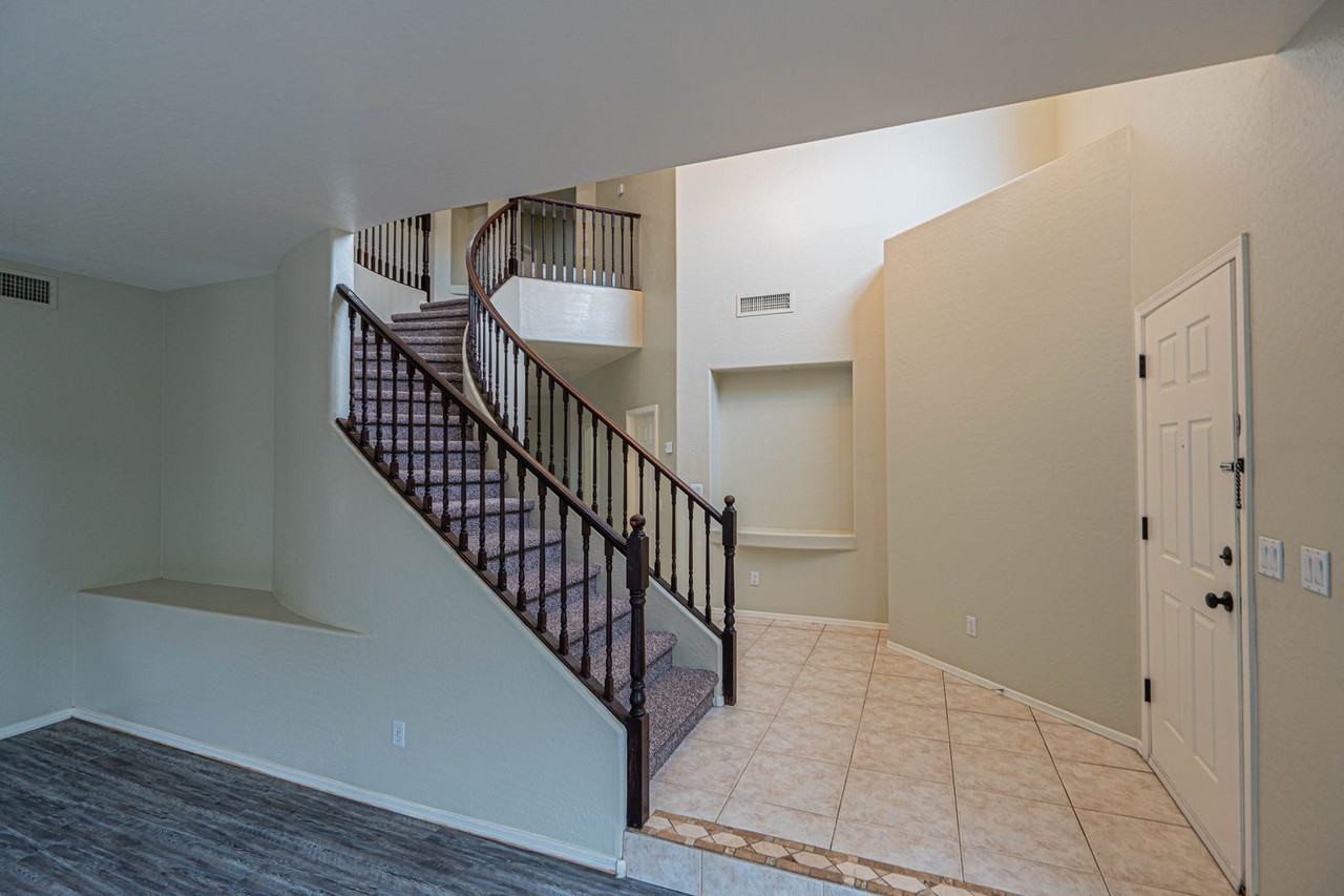 883 E Powell Way - Photo 3 of 36